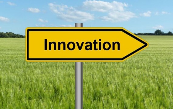 Wegweiser mit Schriftzug »Innovation«