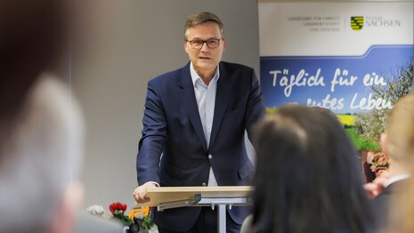 Mann hält Rede vor Menschen