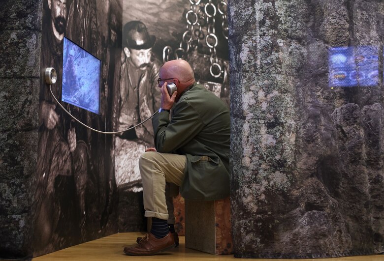 Besucher in Ausstellung, anlässlich Ausstellungseröffnung in Berlin