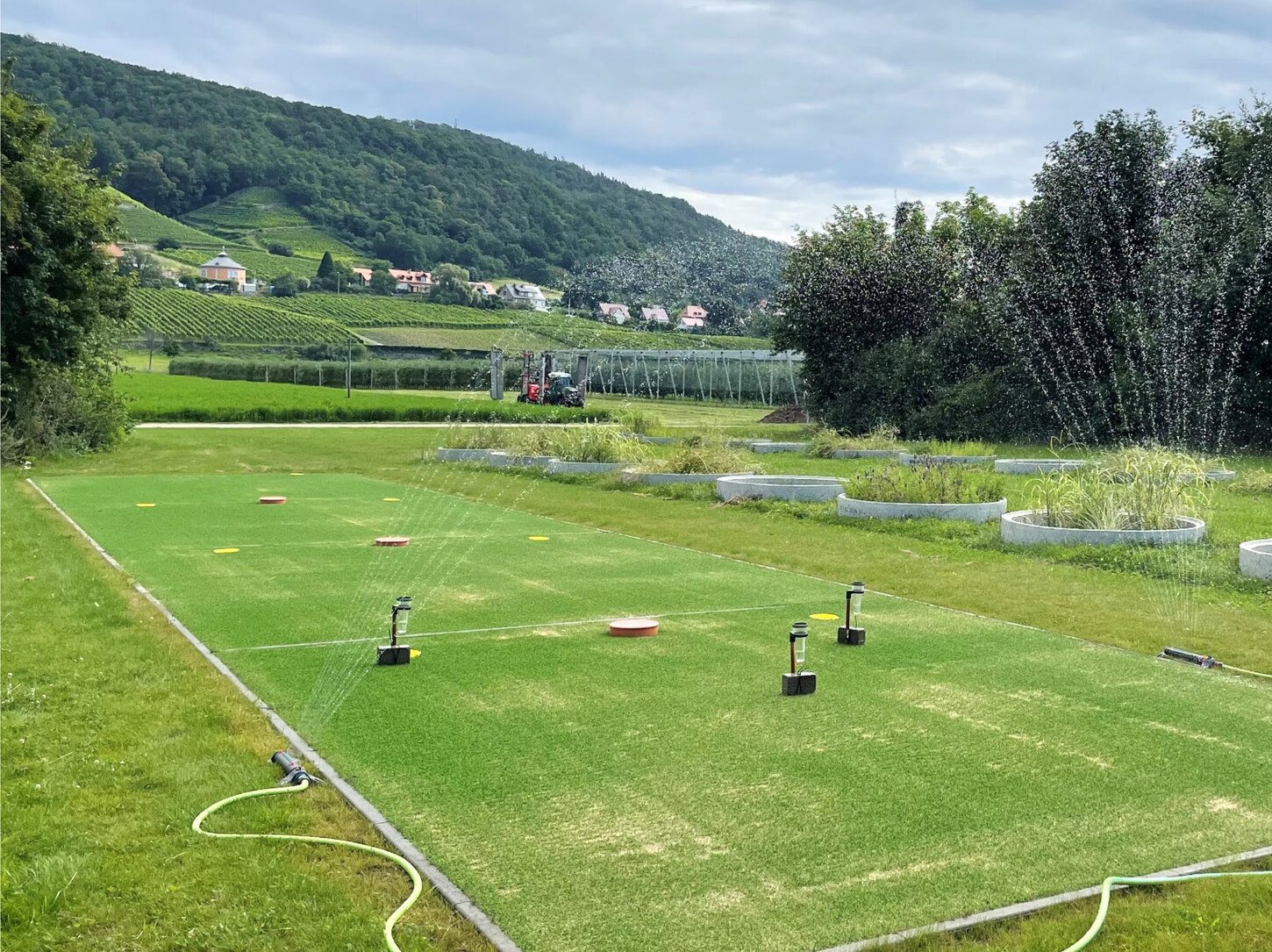 Regenbewässerung auf einem Sportplatz