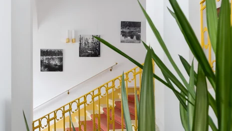 Treppenhaus des Schlosses mit Bildern einer Ausstellung